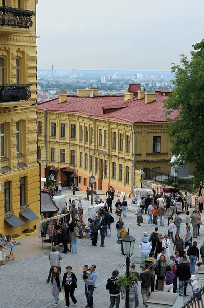 Andreevsky Nin Çıkışında Yürüyen Bir Sürü Insan Arka Planda Binalar — Stok fotoğraf