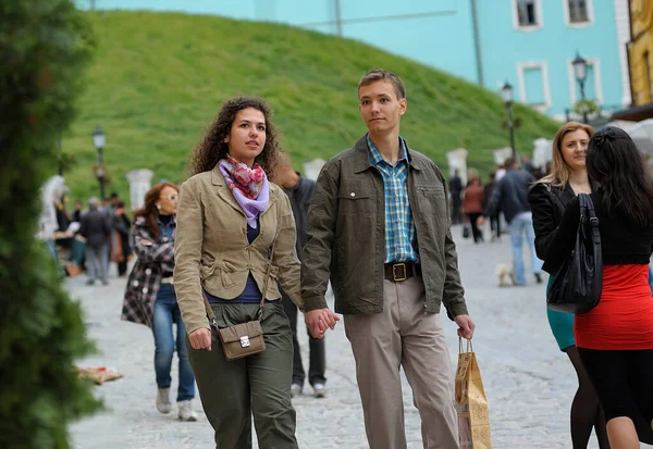 Gruppo Giovani Sorridenti Che Camminano Lungo Discesa Andreevskij Giugno 2012 — Foto Stock