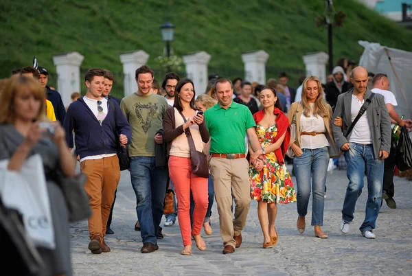 Grupo Jovens Sorrindo Pessoas Andando Pela Descida Andreevsky Junho 2012 — Fotografia de Stock