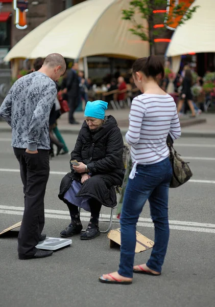 若い男は体重計 老婦人 ストリートウェイター 時計の上に立っている 2018年5月9日 キエフ ウクライナ — ストック写真