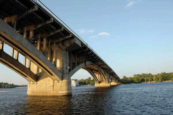 Dinyeper nehri ve Metro köprüsünün manzarası. Kiev, Ukrayna