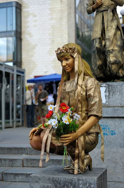 Straßenschauspieler Junges Mädchen Mit Einem Blumenstrauß Den Händen Der Auf — Stockfoto