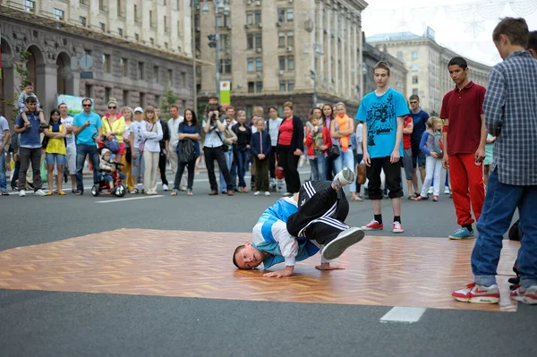 Jeune Homme Danseur Rue Performimg Break Dance Sur Trottoir Les — Photo