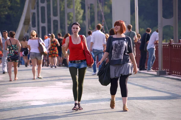 Due Ragazze Che Indossano Abiti Casual Stile Camminare Sul Ponte — Foto Stock