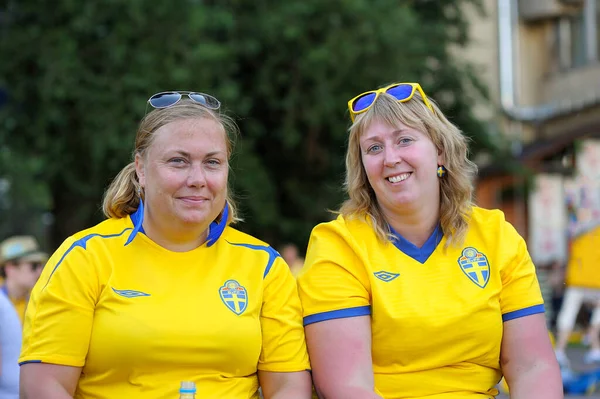 Zwei Schwedische Fußballfans Gesichter Den Gelb Blauen Nationalfarben Geschminkt Unterstützen — Stockfoto