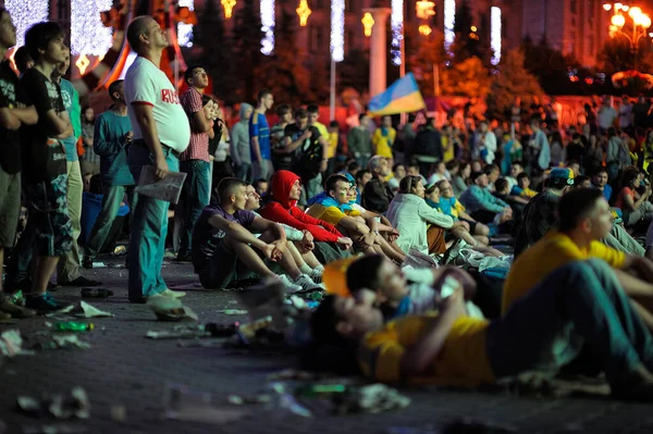 Massor Människor Som Ligger Trottoaren Fan Zonen Titta Fotbollsmatch Natten — Stockfoto