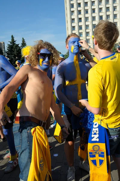 瑞典足球迷在他的同胞身上涂上了黄色的蓝色 以支持他们的足球队 Euro 2012 Swedish Camp July 2012 乌克兰基辅 — 图库照片