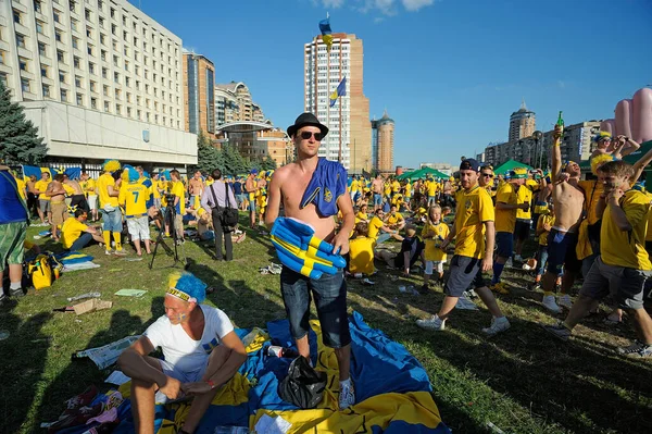 スウェーデンのサッカーファンはビールを片手に地面に立って横になっています 2012年 スウェーデンのキャンプ 2012年7月1日 キエフ ウクライナ — ストック写真