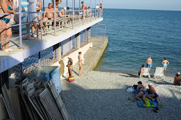 Gente Tomando Sol Una Playa Mar Julio 2018 Alushta Crimea — Foto de Stock