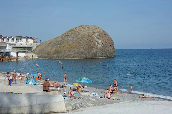 Menschen Sonnen Sich Strand Juli 2018 Aluschta Krim — Stockfoto