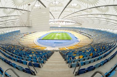 Boş Olimpiyat Ulusal Spor Kompleksi stadyumu: futbol sahası ve tribünlerdeki koltuklar. 16 Mart 2018. Kiev, Ukrayna