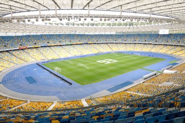 Boş Olimpiyat Ulusal Spor Kompleksi stadyumu: futbol sahası ve tribünlerdeki koltuklar. 16 Mart 2018. Kiev, Ukrayna