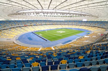 Boş Olimpiyat Ulusal Spor Kompleksi stadyumu: futbol sahası ve tribünlerdeki koltuklar. 16 Mart 2018. Kiev, Ukrayna