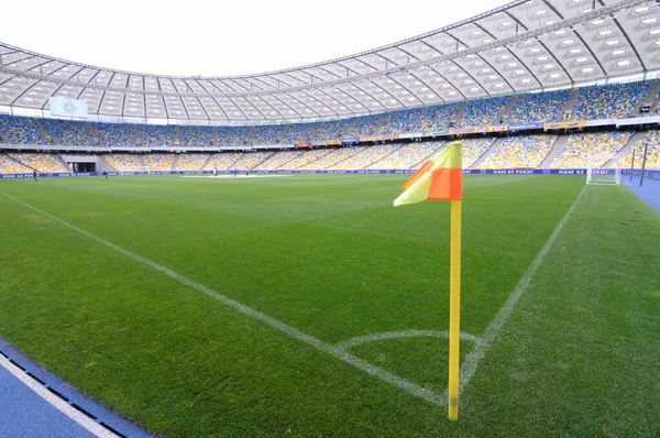 Вид Стадион Угловой Флаг Футбольном Поле Пустые Трибуны — стоковое фото