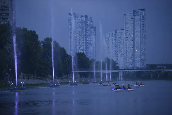 ロサノフカ運河の夕景 カヌーを漕ぐ人々 照明噴水が動作しています 2019年6月5日 キエフ ウクライナ — ストック写真