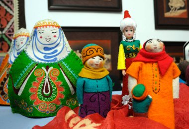 Geleneksel Kazak oyuncakları, keçeden yapılmış, masaya konmuş..