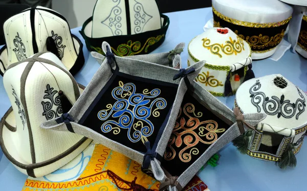 Παραδοσιακά Καζάκικα Καπέλα Φτιαγμένα Από Τσόχα Τοποθετημένα Ένα Τραπέζι Παγκόσμιο — Φωτογραφία Αρχείου