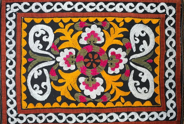 Geleneksel Tacik renkli nakış Suzani, halı. Outlook Dünya Kültür Festivali. 27 Ekim 2018. Kiev, Ukrayna