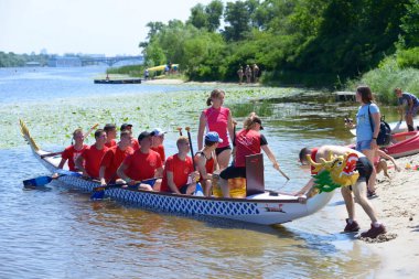 Kürekçiler bir tekneye binip yarışı başlatmak için rıhtımdan ayrılıyorlar. 25 Mayıs 2019. Kiev, Ukrayna