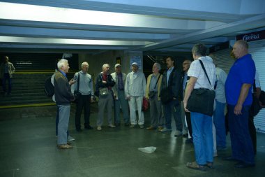 Bir grup adam, metro çalgıcıları, şehir altgeçidinde şarkı söyleyenler. 18 Ekim 2019. Kiev, Ukrayna