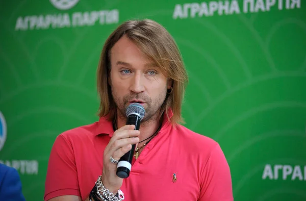Oleg Vinnik, ünlü Ukraynalı şarkıcı, basın toplantısı düzenliyor. 4 Temmuz 2019. Fastov Ukrayna