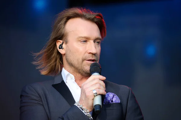 Oleg Vinnik, ünlü Ukraynalı şarkıcı, sahnede sahne alıyor. 12 Temmuz 2019. Kiev Ukrayna