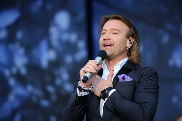 Oleg Vinnik, ünlü Ukraynalı şarkıcı, sahnede sahne alıyor. 12 Temmuz 2019. Kiev Ukrayna