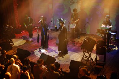 Ukraynalı elektro-folk grubu Go-A ve şarkıcı Katya Pavlenko sahnede sahne alıyorlar. 10 Kasım 2015. Kiev, Ukrayna