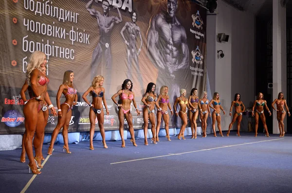 Όμορφες Γυμνασμένες Γυναίκες Μπικίνι Ποζάρουν Στη Σκηνή Κίεβο Κύπελλο 2016 — Φωτογραφία Αρχείου