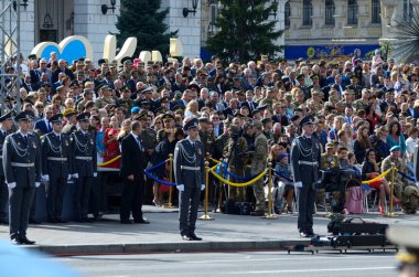 Askeri tören sırasında kuyrukta bekleyen onur muhafızları, arka planda izleyen kalabalık. Askeri geçit töreni.
