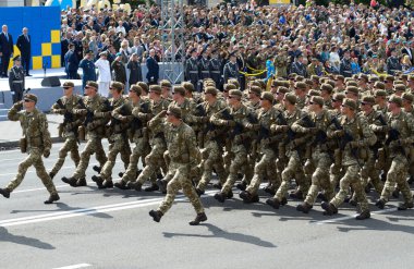 Özel kuvvetlerin askerleri Ukrayna 'nın Bağımsızlık Günü' ne adanmış askeri geçit töreninde meydana yürüyorlar. 24 Ağustos 2017. Kiev, Ukrayna