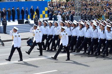 Denizciler Ukrayna Bağımsızlık Günü 'ne adanmış askeri geçit töreninde meydana yürüyorlar. 24 Ağustos 2017. Kiev, Ukrayna