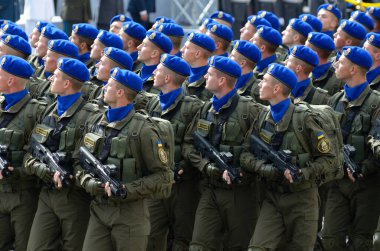 Askerler Ukrayna Bağımsızlık Günü 'ne adanmış askeri geçit töreninde meydanda yürüyorlar. 24 Ağustos 2017. Kiev, Ukrayna