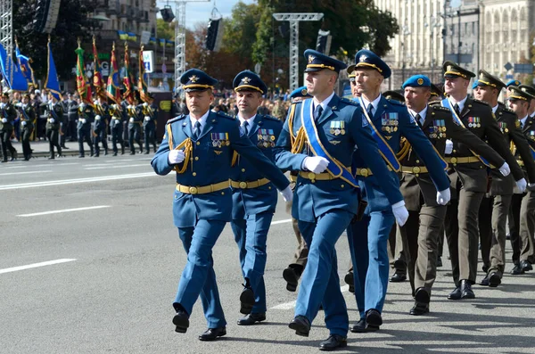 Armeeoffiziere in voller Montur marschieren auf einem Platz. Militärparade — Stockfoto
