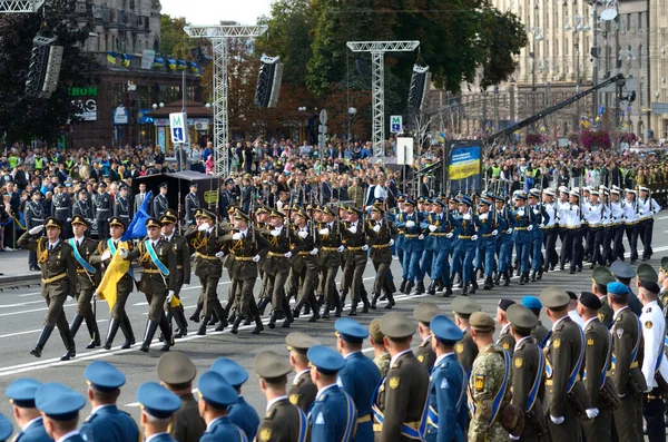 Oficerowie Pełnym Ubraniu Maszerują Plac Parada Wojskowa Poświęcona Dniu Niepodległości — Zdjęcie stockowe