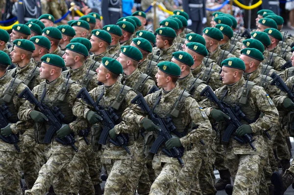 Grenzschützer Marschieren Auf Einem Platz Während Der Militärparade Zum Unabhängigkeitstag — Stockfoto