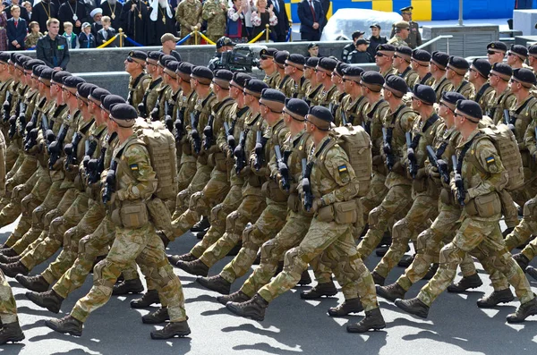 Soldati Forze Marine Che Marciano Quadrato Durante Parata Militare Dedicata — Foto Stock