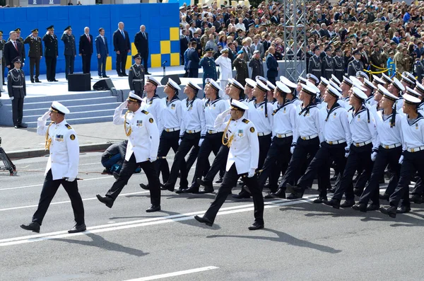 Homens Marinha Marchando Uma Praça Durante Desfile Militar Dedicado Dia — Fotografia de Stock