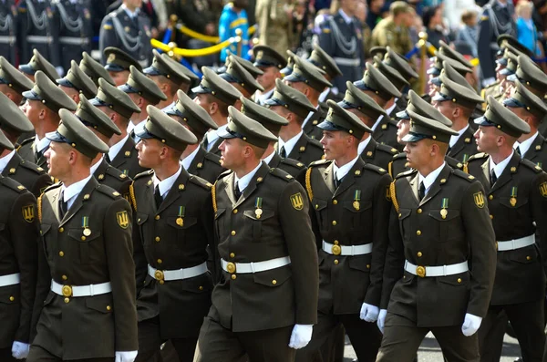 Gli Uomini Militari Che Marciano Una Piazza Durante Parata Militare — Foto Stock