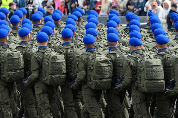 Soldati Con Mitragliatrici Che Marciano Una Piazza Durante Parata Militare — Foto Stock