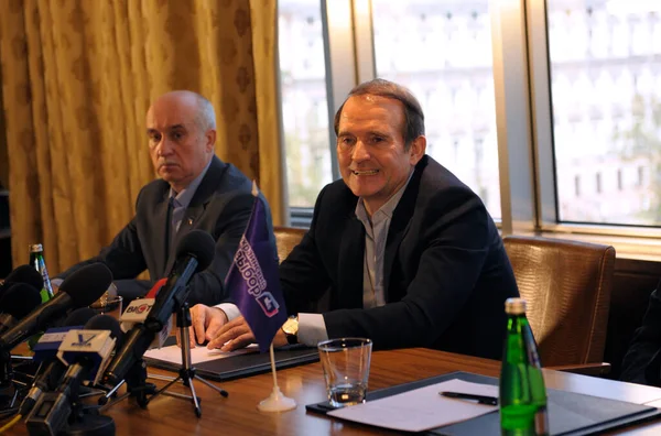 Ukraynalı politikacı Victor Medvedchuk, sağda, basın toplantısı düzenliyor. 11 Kasım 2013. Kiev, Ukrayna