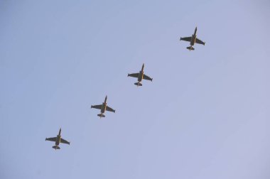 Savaş uçakları gökyüzünde uçuyor, askeri geçit töreni