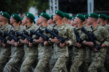 Ukrayna 'nın Bağımsızlık Günü' ne adanmış askeri geçit töreninde yürüyen askerler. 24 Ağustos 2018. Kiev, Ukrayna