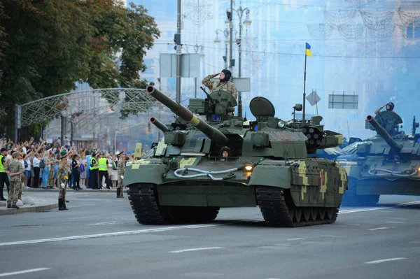 Tanklar meydanda gidiyor. Ukrayna 'nın Bağımsızlık Günü' ne adanmış askeri geçit töreni. 23 Ağustos 2018. Kiev, Ukrayna