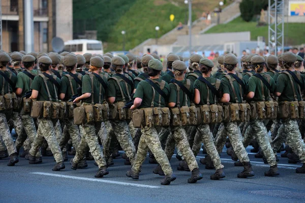 Soldatinnen Eines Frauenbataillons Marschieren Mit Maschinengewehren Auf Einem Platz — Stockfoto