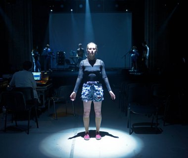 Spot ışıklarının altında duran genç bir kadın. Kitap Fuarı Knyzhkovyi Arsenal. 24 Mayıs 2019. Kiev, Ukrayna