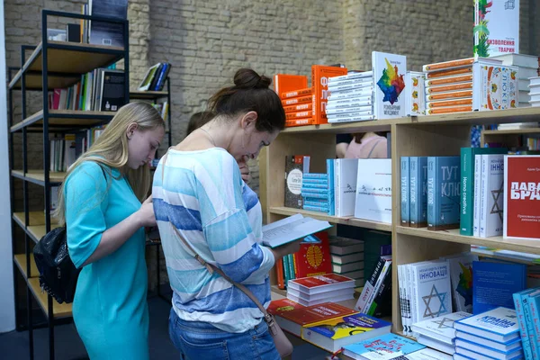 Fiatal Lányok Állnak Egy Könyvesbolt Pult Előtt Könyveket Olvasnak Könyvvásár — Stock Fotó
