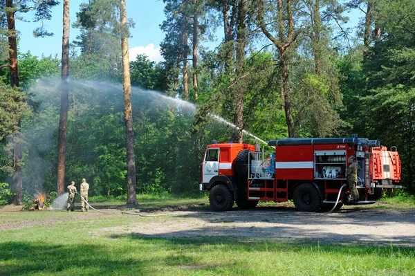 Водяна Гармата Пожежної Машини Стріляла Високошвидкісний Потік Води Пожежники Боролися — стокове фото