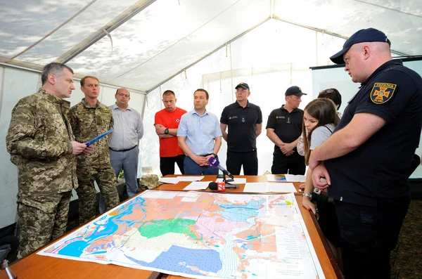 People Standing Front Table Maps Headquarter Firefighters Planning June 2019 — Stock Photo, Image