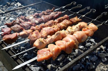 Kömür ızgarasında ızgara, et.